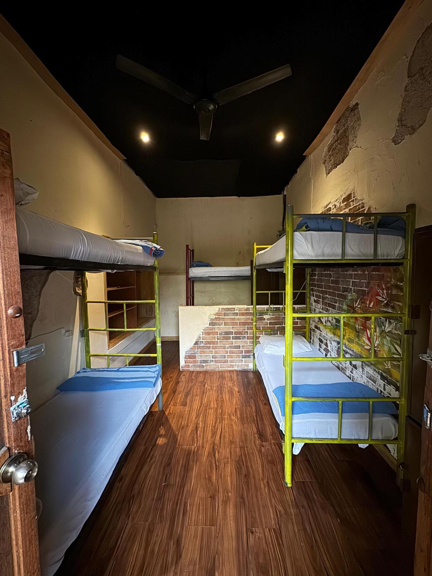 אנטיגואה גואטמלה Volko Party Hostel חדר תמונה