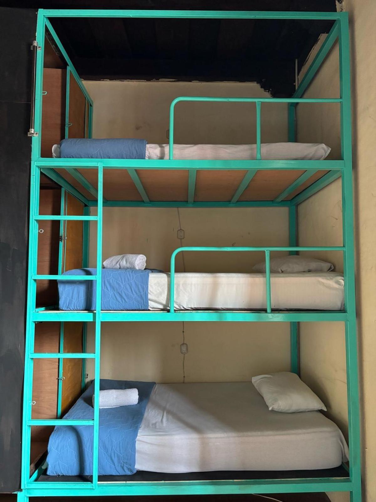 אנטיגואה גואטמלה Volko Party Hostel חדר תמונה